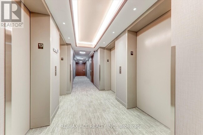 Photo du bâtiment - 275 Village Green Square