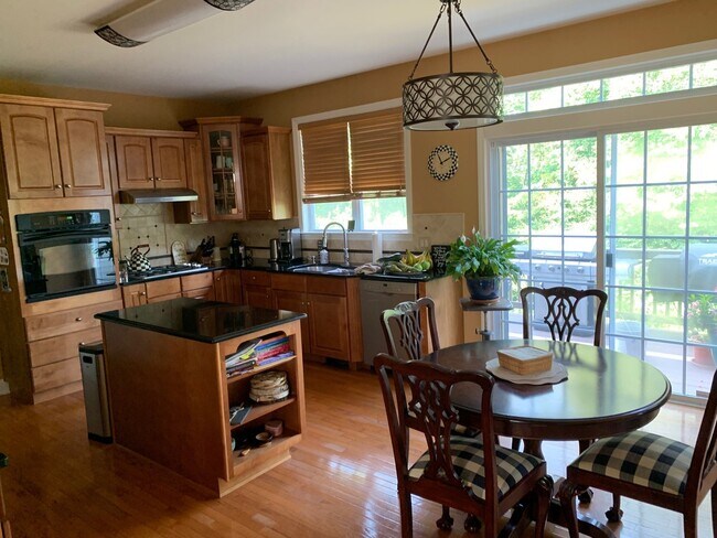 Building Photo - 4 Bedroom Contemporary Colonial in Brookside
