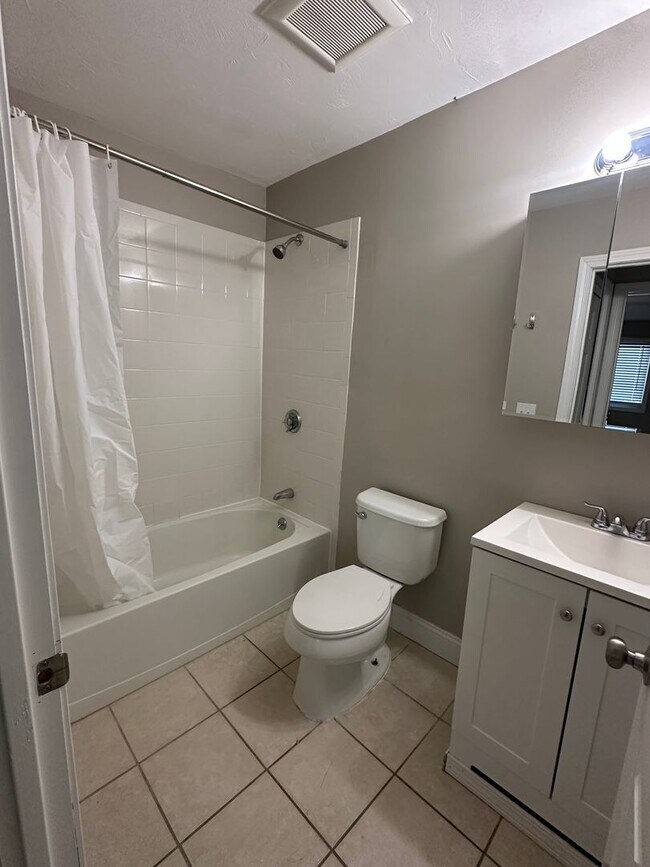 Building Photo - Spacious 1 Bed/ 1 Bath in Cranston!