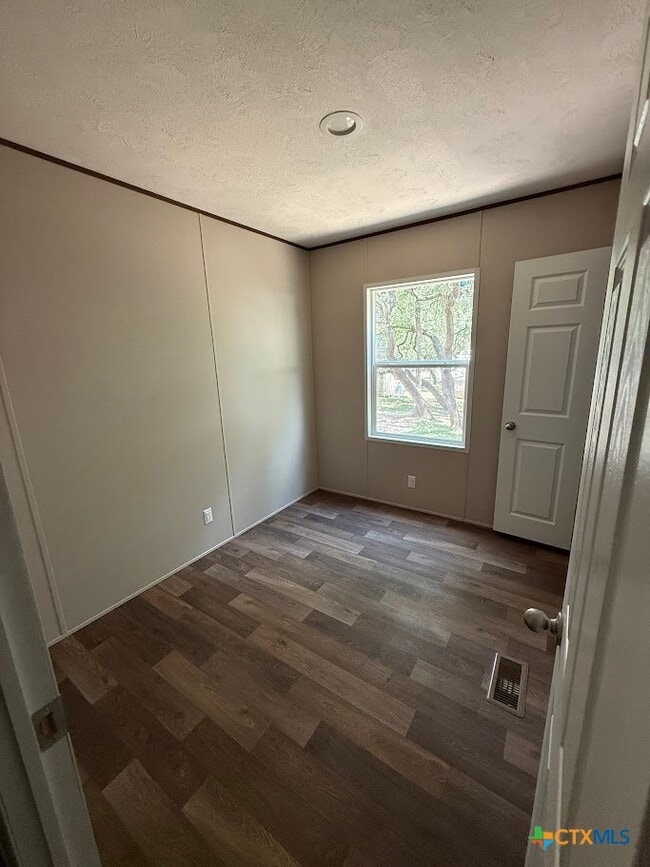 Building Photo - 307 Quail Run St