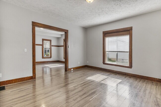 Building Photo - 851 Park St SW