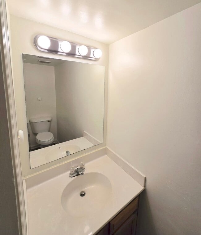 Building Photo - SPACIOUS 4 BED/2.5 TOWNHOME IN GREAT NECK!...