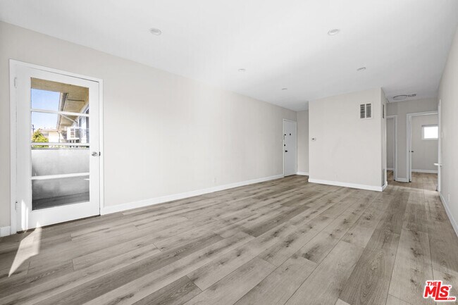 Foto del edificio - 8336 Blackburn Ave