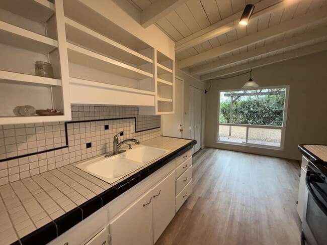 Building Photo - 3/1 in East Davis, New windows, new floors...