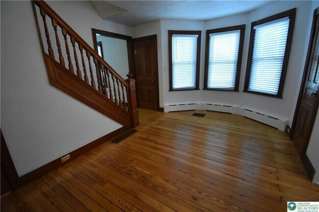 Building Photo - 204 N 9th St