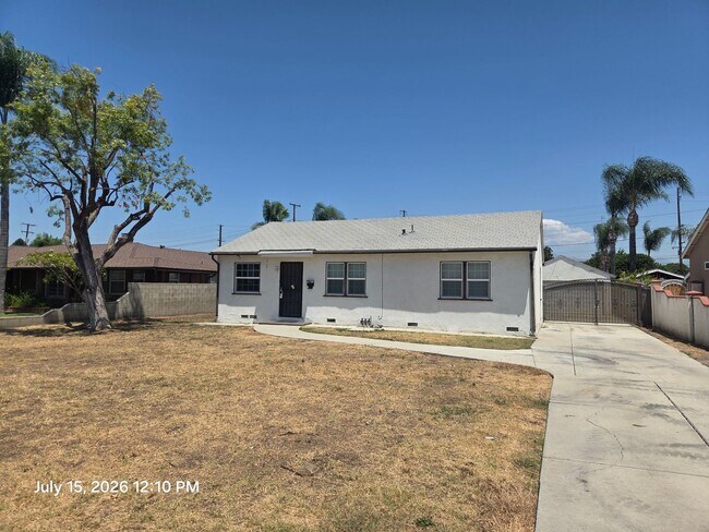 Foto del edificio - West Covina home with HUGE back yard!