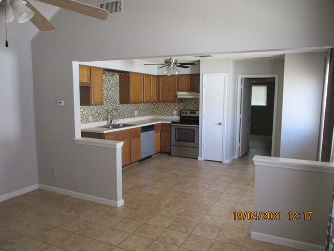 Building Photo - Three Bedroom Home in Pine Tree Estates