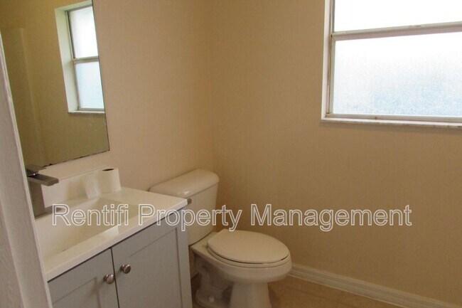 Foto del edificio - 1562 Gilbert Ave S