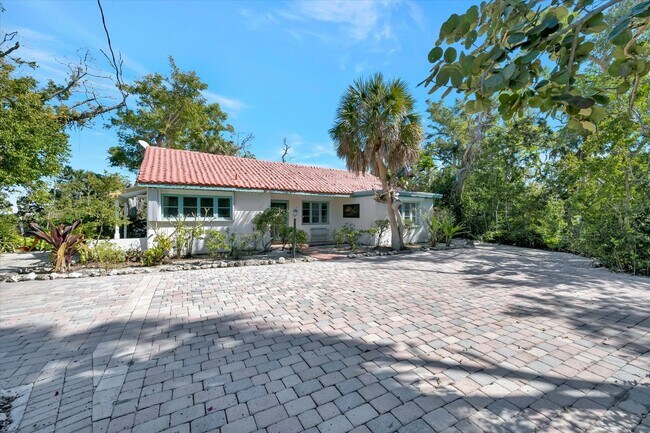 Foto del edificio - ALL THE CHARM! - Siesta Key 1+ acre on the Bay - 3 bed/ 2 bath pool home