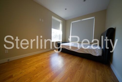 Building Photo - 2704 Hoyt Ave S