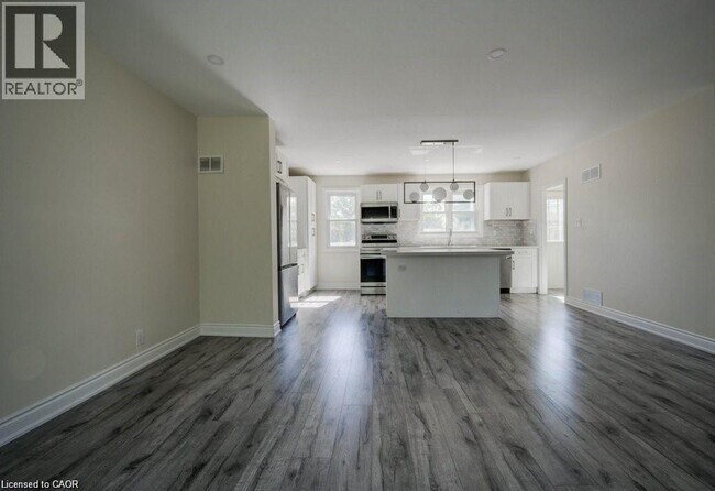 Photo du bâtiment - 33 SIXTH Avenue Unit# UPPER