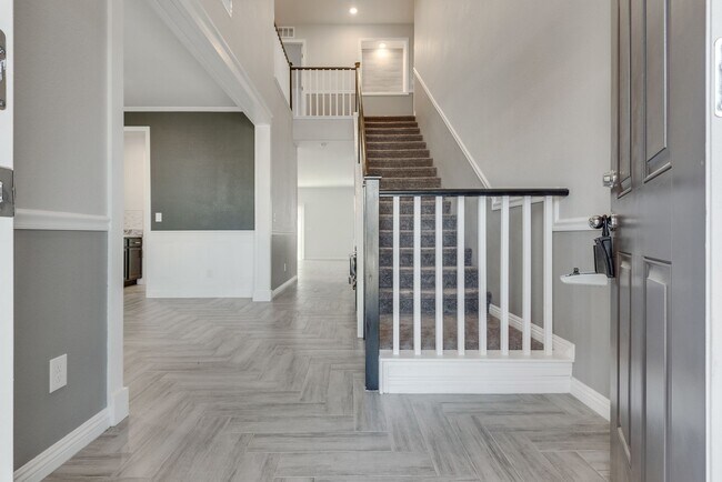 Foto del edificio - Nestled on a large lot, this two-story sin...