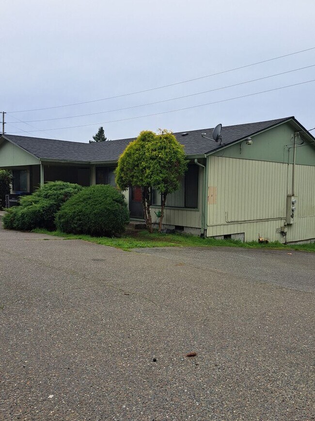 Building Photo - 2 Bedroom Duplex With Carport