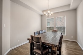 Building Photo - 6919 Red Oak Dr