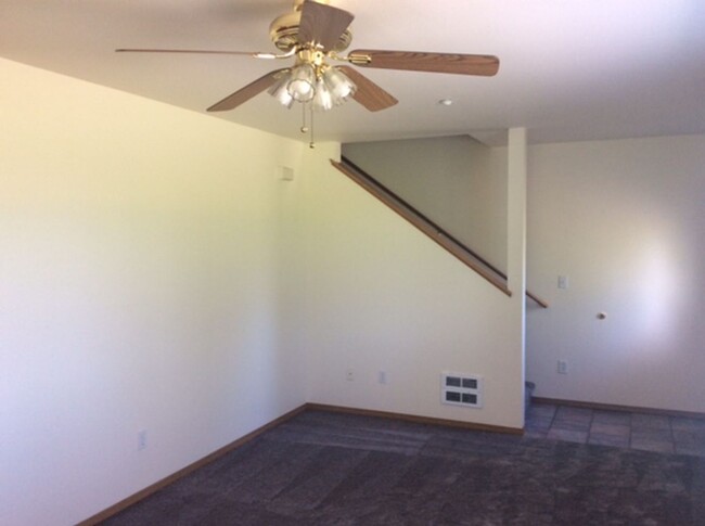 Foto del edificio - 3 Bdrm/2.5 Bath Townhome Style Duplex - Av...