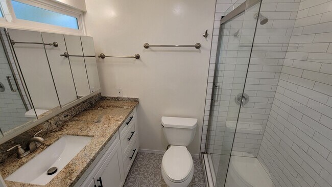 Building Photo - Beautifully renovated 4bd/2ba home in Bay Ho!