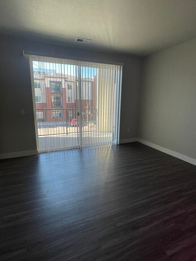 Foto principal - 981 S Sable Blvd