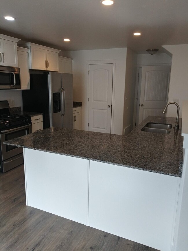 Building Photo - STUNNING 3 bed 2.5 bath Pet Friendly town ...