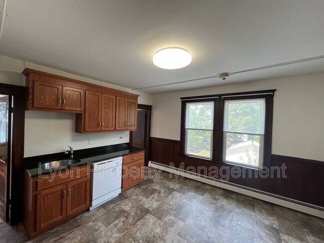 Building Photo - 156 Bennett St