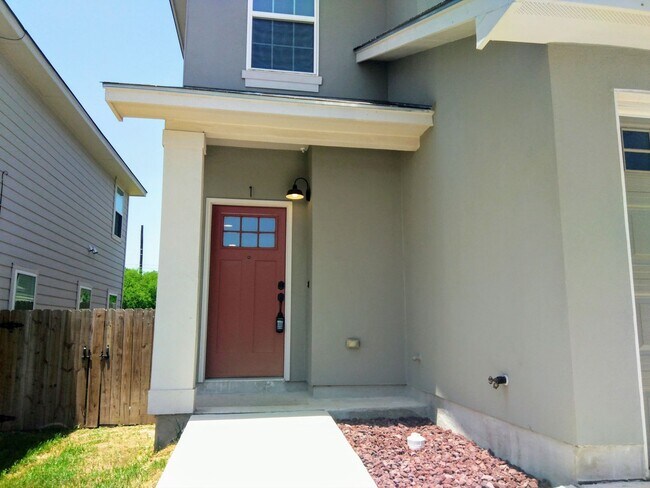 Foto del edificio - *COMING SOON* 3BR / 2.5BA Home | Fenced Backyard, Garage & Stainless Appliances!