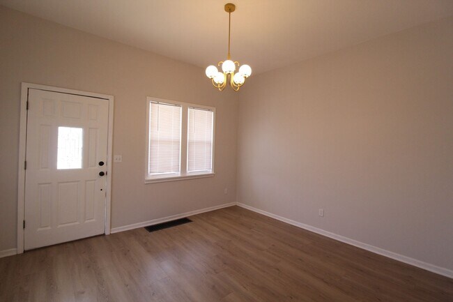 Foto del edificio - 2 Bedroom 1.5 Bath Home In Strawberry Hill