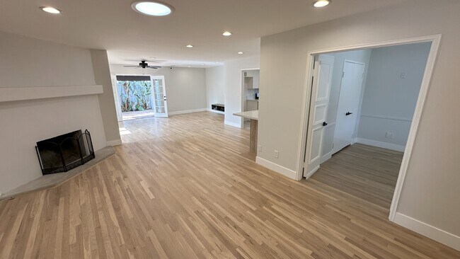 Foto del edificio - 23012 Gilmore St