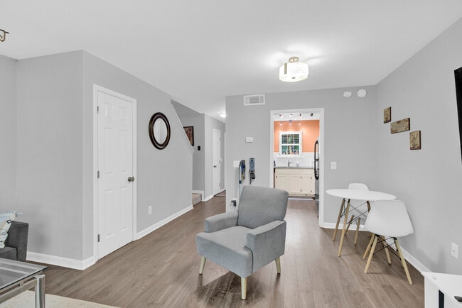 Foto del edificio - 3356 Heathstead Pl