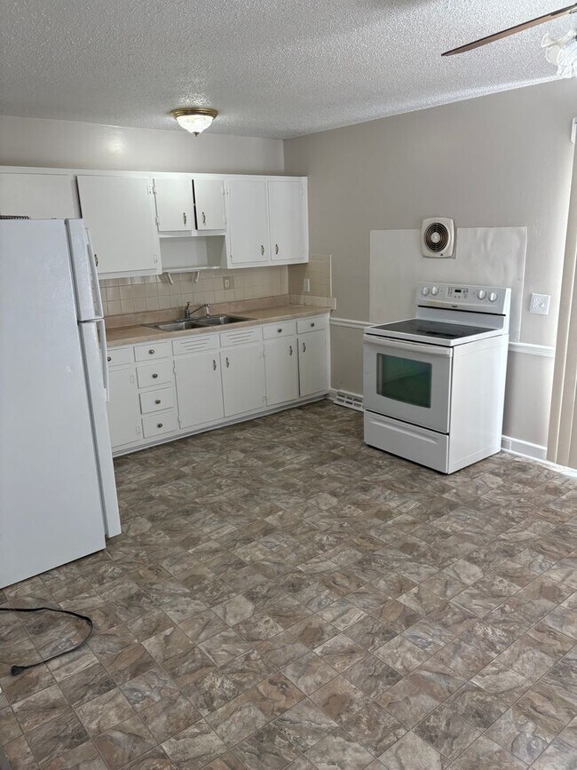 Foto del edificio - Large 3 bedroom house available