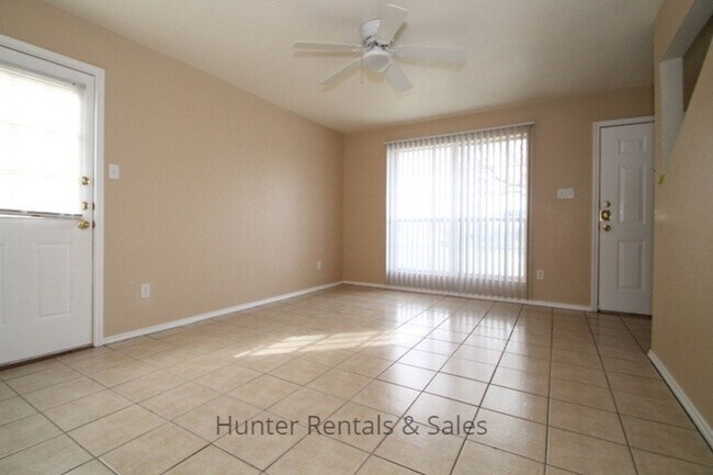 Foto del edificio - Three Bedroom Beauty!