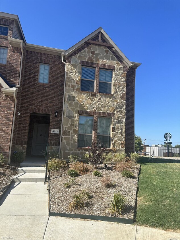 Primary Photo - 3 br, 2.5 bath Townhome - 2017 Crooked Bow...