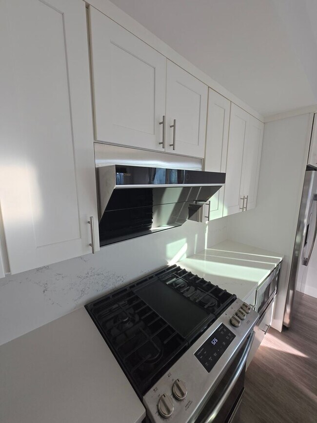 Foto del edificio - Stunning 2 Bd 1.5 Bath with Garage Parking...