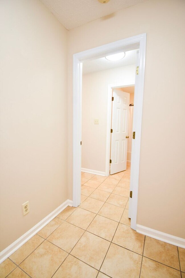 Building Photo - 2 Bedroom 2 Bathroom Apartment