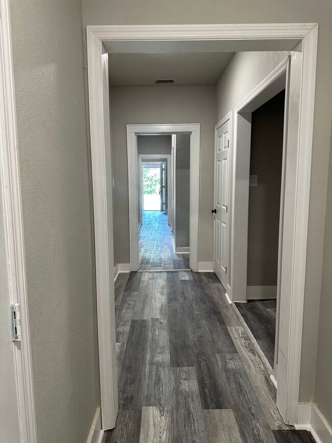 Foto del edificio - 4 Bedroom and 2 Full Bathroom House in the...
