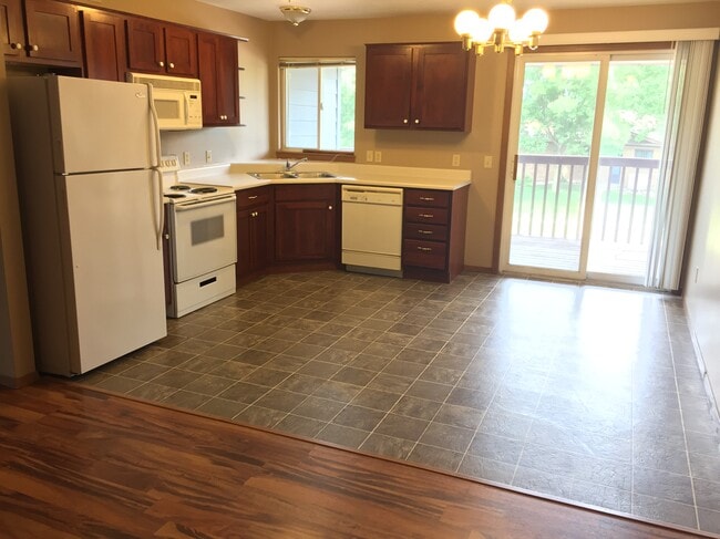Building Photo - 4909 S Tennis Ln