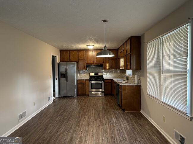 Foto del edificio - 215 Fayetteville Rd