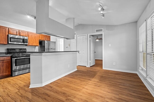 Building Photo - Awesome Huge 1 BD with Garage -  Dog Park - Resort Pool - One Month Free Rent - $1195