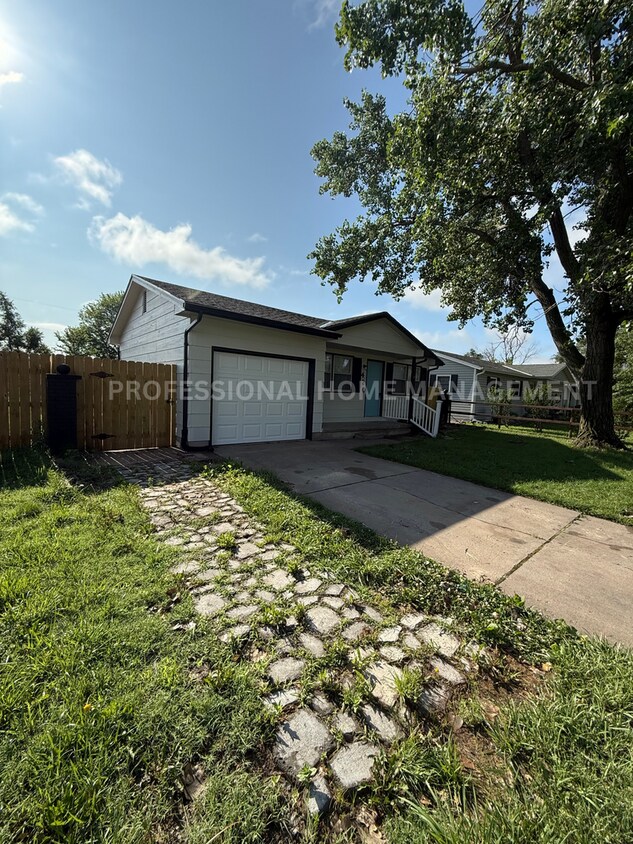Primary Photo - Open House 6/24 12:30-1! Bright, Fresh & F...