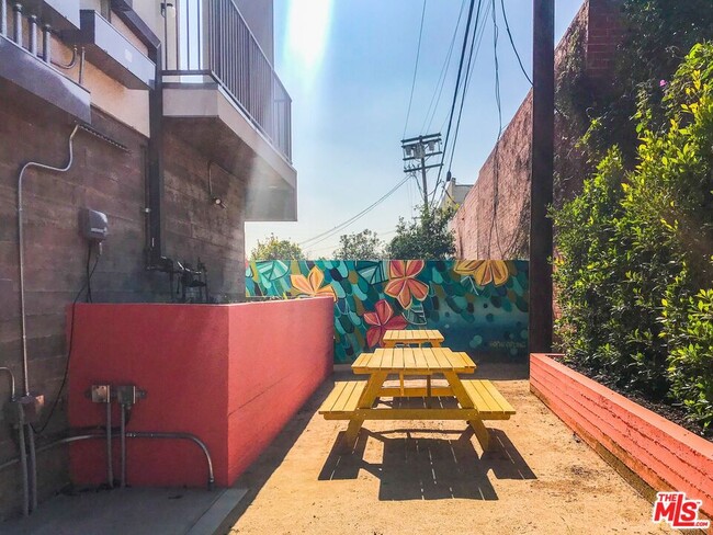 Building Photo - 747 Lillian Way