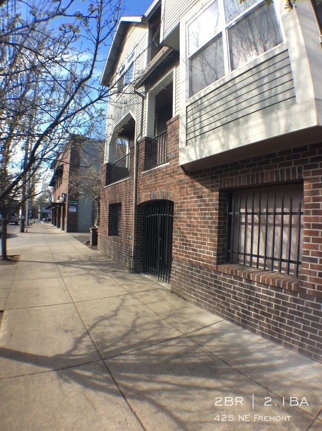 Building Photo - 425 NE Fremont St