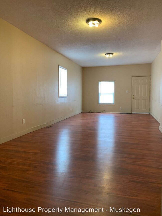 Building Photo - 654 E Isabella Ave