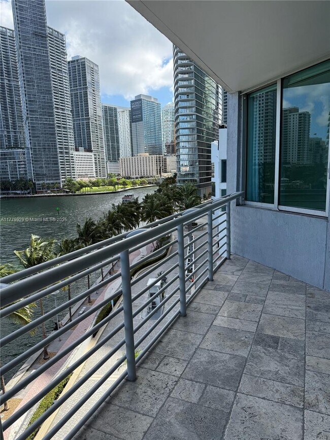 Foto del edificio - 325 S Biscayne Blvd