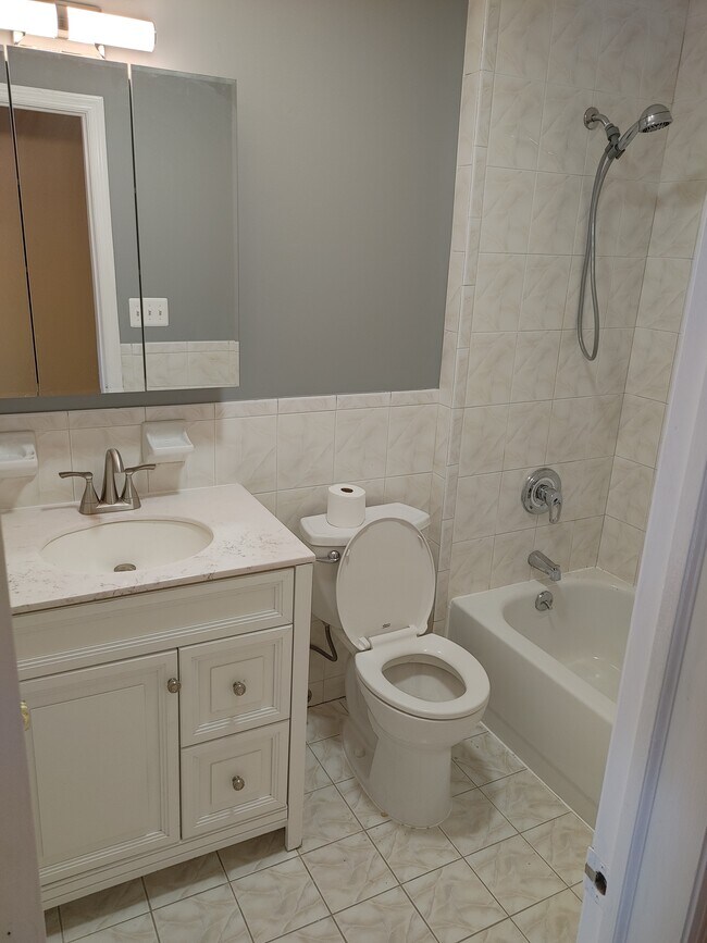 Main Bath - 528 Throggs Neck Expy