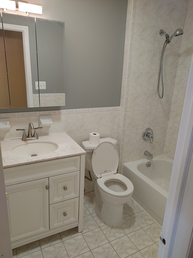 Main Bath - 528 Throggs Neck Expy