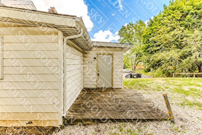 Foto del edificio - 815 W Memorial Dr