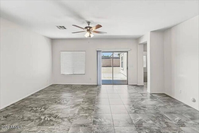 Foto del edificio - 10821 W Madison St