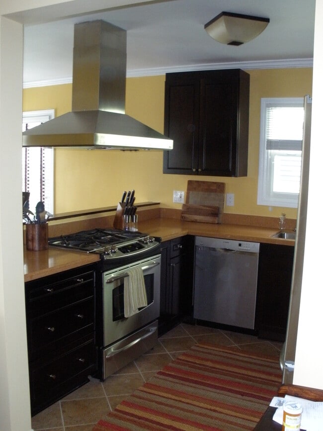 Building Photo - 1334 E 1st St