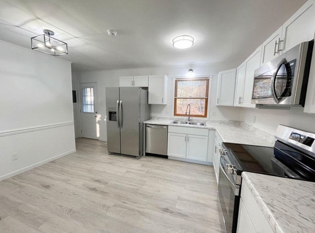 Kitchen - 12 Circle Dr