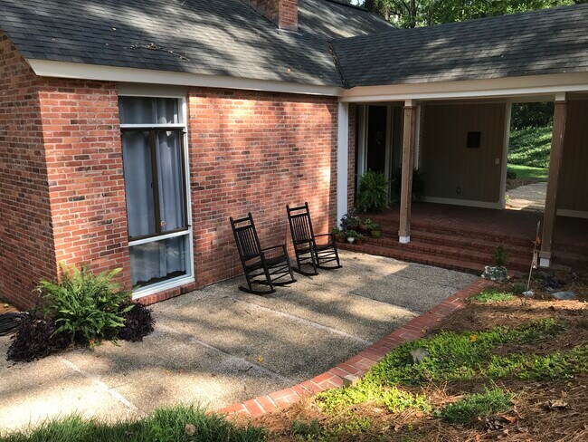 Building Photo - 1855 Park Dr