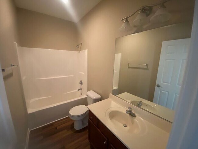Foto del edificio - 2 bed, 2 bath, 2 car garage ranch style townhouse in N. Knoxville