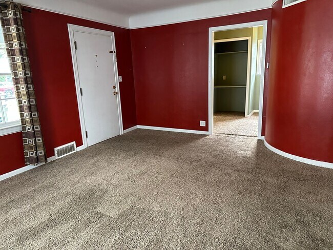 Building Photo - 3 Bedroom / 1 3/4 Bathroom Home Near Downtown